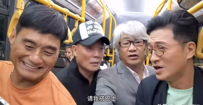 四位知名港星坐公交車太尷尬!高聲聊天無人識,尹揚明滿頭白髮