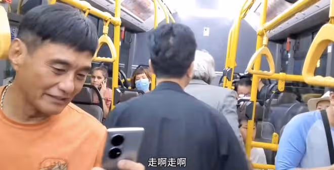 四位知名港星坐公交車太尷尬!高聲聊天無人識,尹揚明滿頭白髮