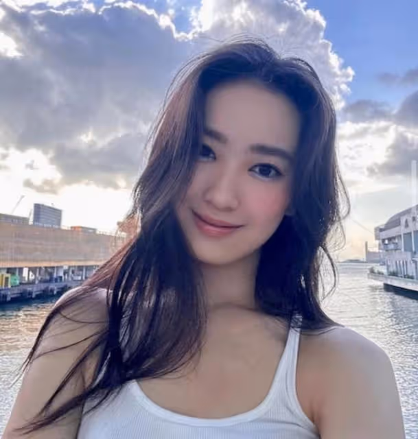 真或假？星二代小花前腳曝出戀情，媽媽後腳疑曬照否認緋聞卻秒刪