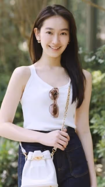 真或假?星二代小花前腳曝出戀情,媽媽後腳疑曬照否認緋聞卻秒刪