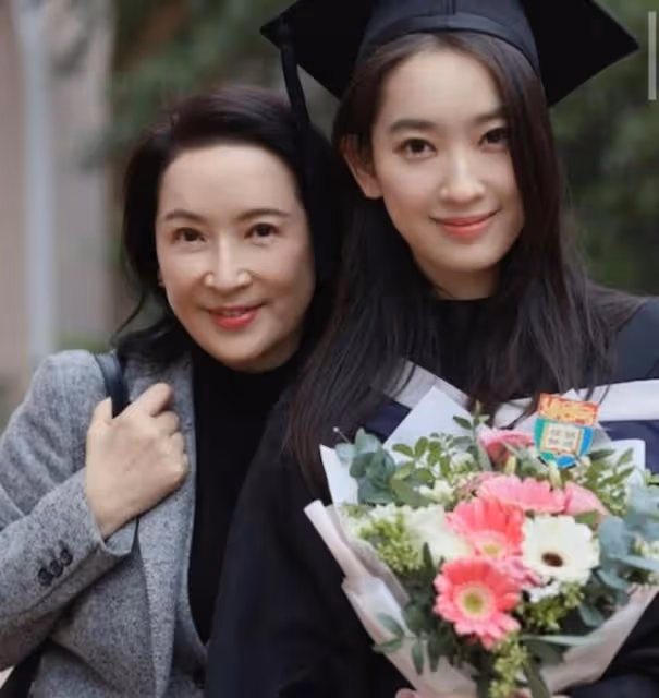 真或假?星二代小花前腳曝出戀情,媽媽後腳疑曬照否認緋聞卻秒刪