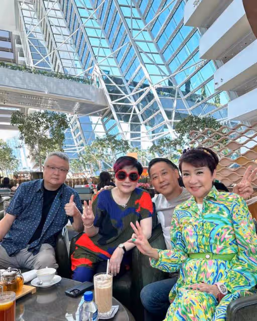 64歲唐鶴德出國旅遊!繼承張國榮2億遺產,新加坡吃喝玩樂太愜意