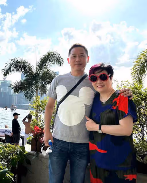 64歲唐鶴德出國旅遊!繼承張國榮2億遺產,新加坡吃喝玩樂太愜意