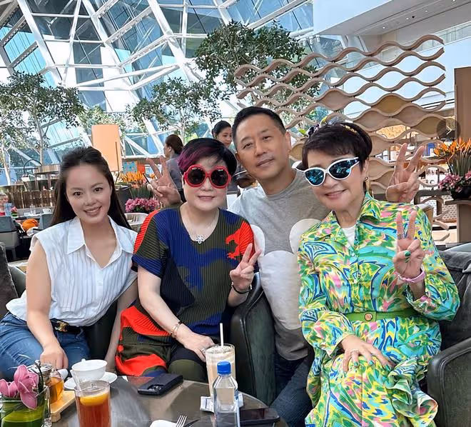 64歲唐鶴德出國旅遊!繼承張國榮2億遺產,新加坡吃喝玩樂太愜意