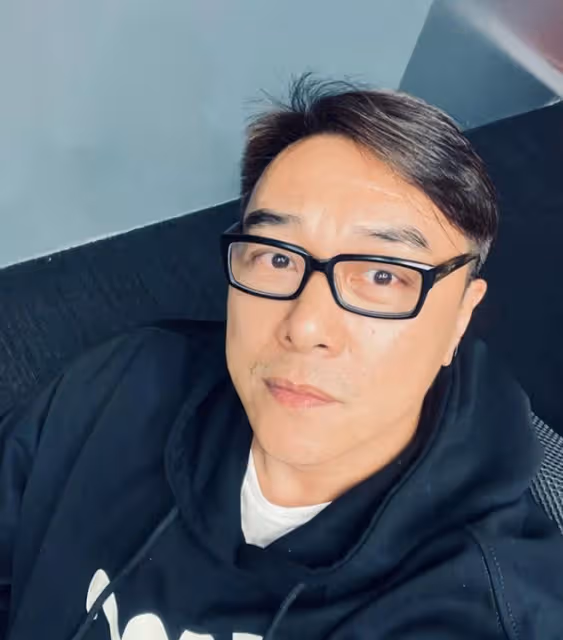 54歲上海演員移民新加坡,豪宅種菜養狗太愜意,已成當地主持一哥