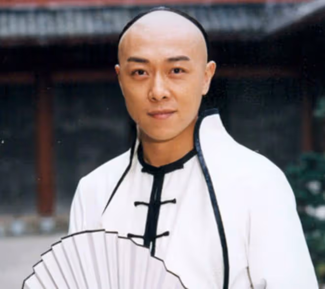54歲上海演員移民新加坡,豪宅種菜養狗太愜意,已成當地主持一哥