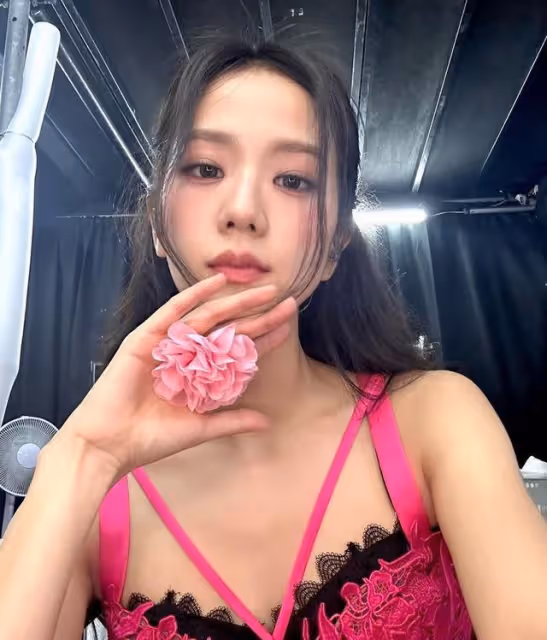 Jisoo與安普賢戀愛痕跡被翻出,背景成為焦點,理想型與對方相近
