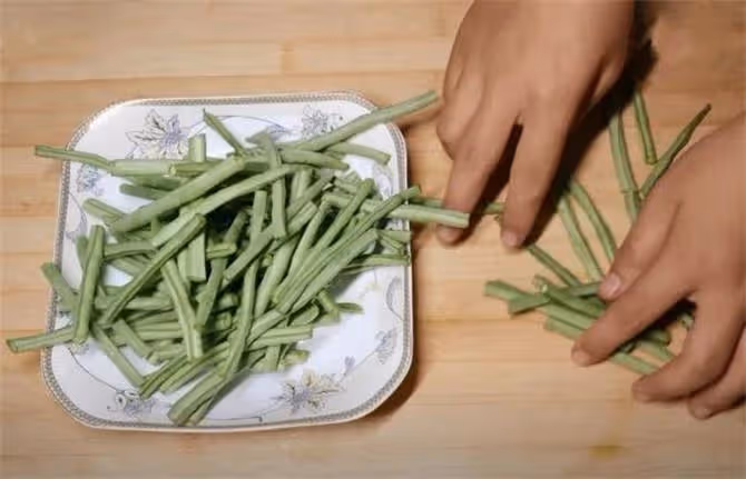 豆角夏天試試這樣做,一大盤不夠全家人吃,新手一看就會