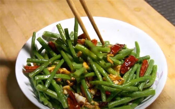 豆角夏天試試這樣做,一大盤不夠全家人吃,新手一看就會