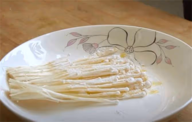 油炸金針菇夏天新吃法,長這麼大第一次見,嘎嘣爽口,比肉還好吃