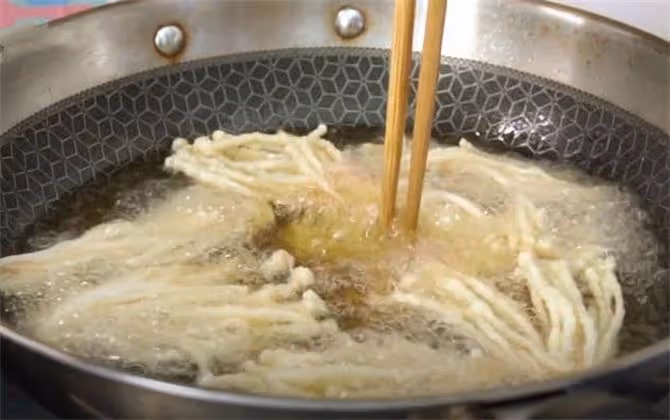 油炸金針菇夏天新吃法,長這麼大第一次見,嘎嘣爽口,比肉還好吃