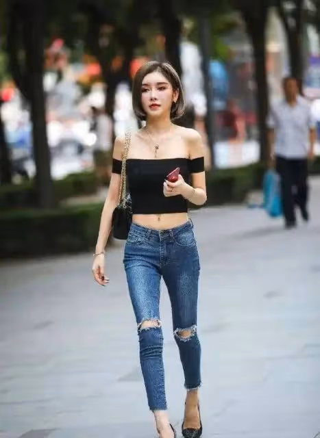 盛夏是時尚女神的季節,露背和露臍服裝備受推崇,女子在我們要小心