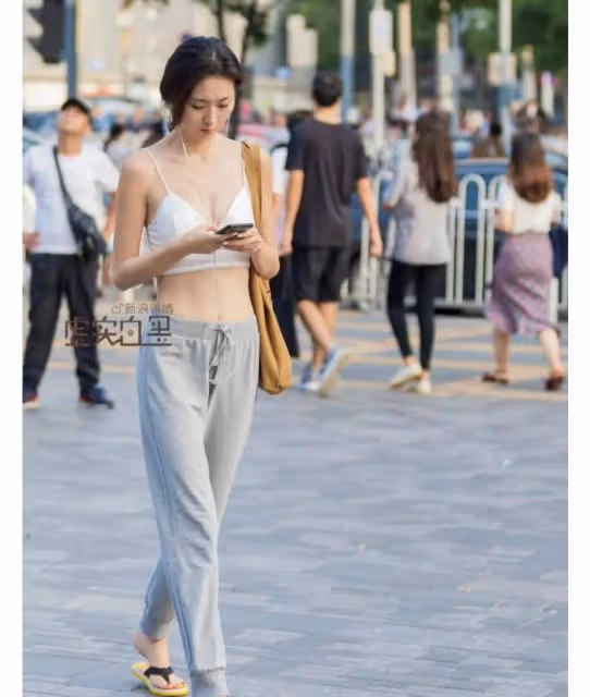 盛夏是時尚女神的季節,露背和露臍服裝備受推崇,女子在我們要小心