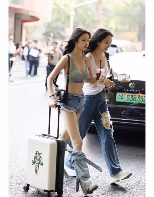 盛夏是時尚女神的季節,露背和露臍服裝備受推崇,女子在我們要小心