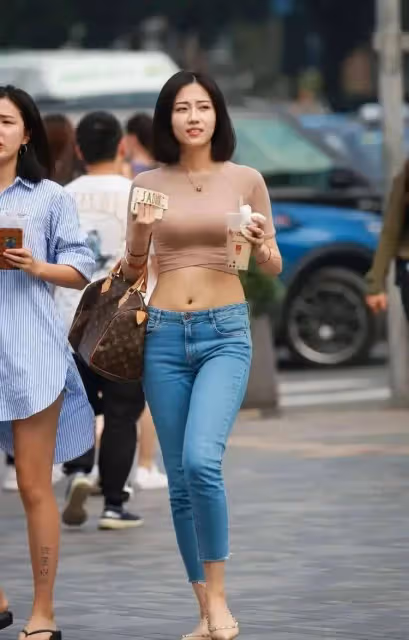 盛夏是時尚女神的季節,露背和露臍服裝備受推崇,女子在我們要小心