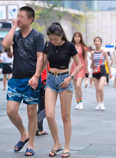 盛夏是時尚女神的季節,露背和露臍服裝備受推崇,女子在我們要小心