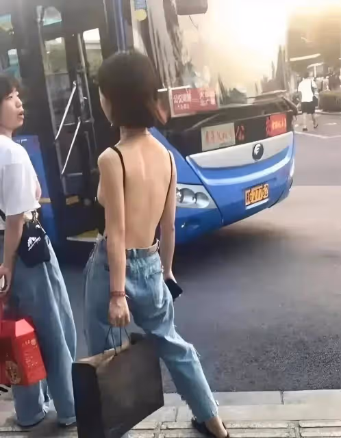 盛夏是時尚女神的季節,露背和露臍服裝備受推崇,女子在我們要小心