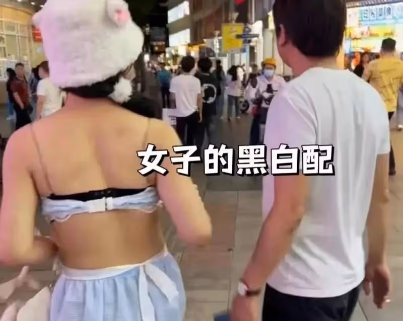 盛夏是時尚女神的季節,露背和露臍服裝備受推崇,女子在我們要小心
