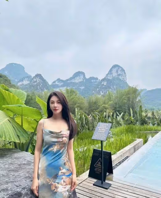 張雨綺在廣西南寧打球,身穿火辣時尚的時尚「水墨裙」,身材十分姣好