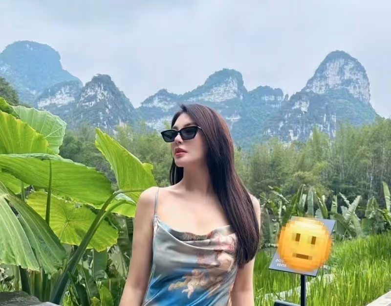 張雨綺在廣西南寧打球,身穿火辣時尚的時尚「水墨裙」,身材十分姣好