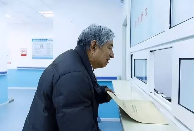 女兒工作忙!父親住院「只傳簡訊人卻從來沒出現」 他衝動「把財產全留給姪子」2年後卻發現了女兒遺書