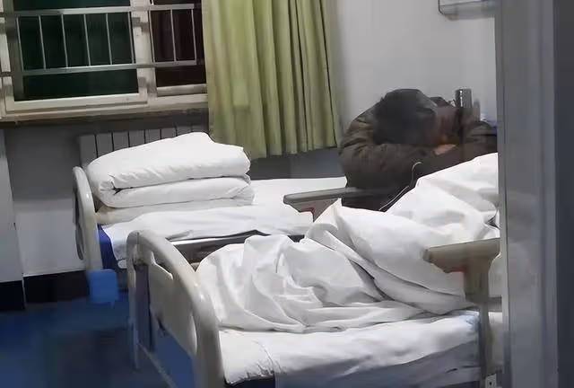 女兒工作忙!父親住院「只傳簡訊人卻從來沒出現」 他衝動「把財產全留給姪子」2年後卻發現了女兒遺書