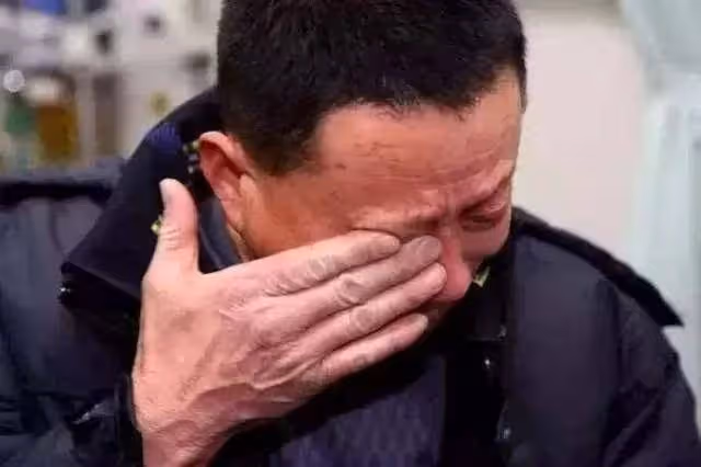 女兒工作忙!父親住院「只傳簡訊人卻從來沒出現」 他衝動「把財產全留給姪子」2年後卻發現了女兒遺書