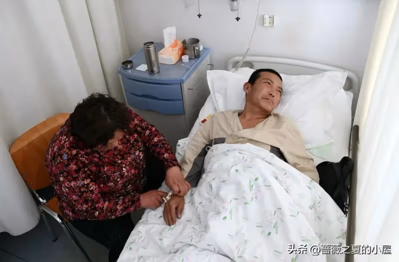 好友兒子患癌問我借80萬!她拿到錢後失聯「我打工還債」5年後「我接到一通電話」崩潰痛哭!