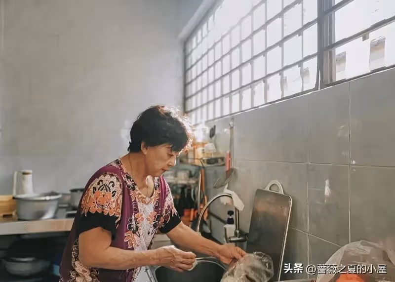 好友兒子患癌問我借80萬!她拿到錢後失聯「我打工還債」5年後「我接到一通電話」崩潰痛哭!