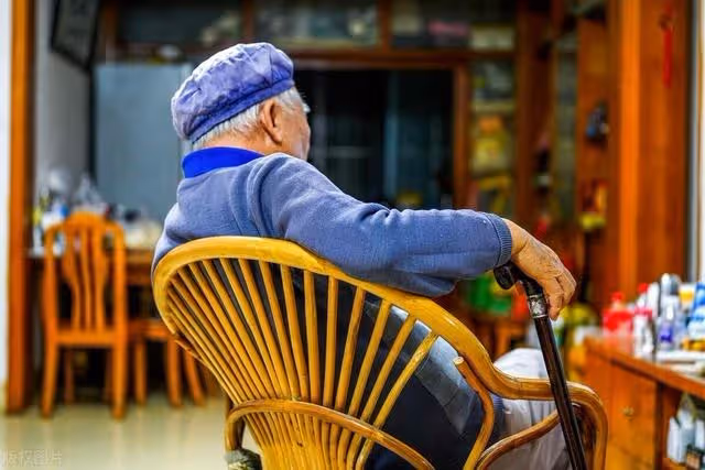 兩個小叔不肯照顧!76歲公公「住在我家養老15年」沒給一毛錢 他過世第2天「家裡來了2個律師」