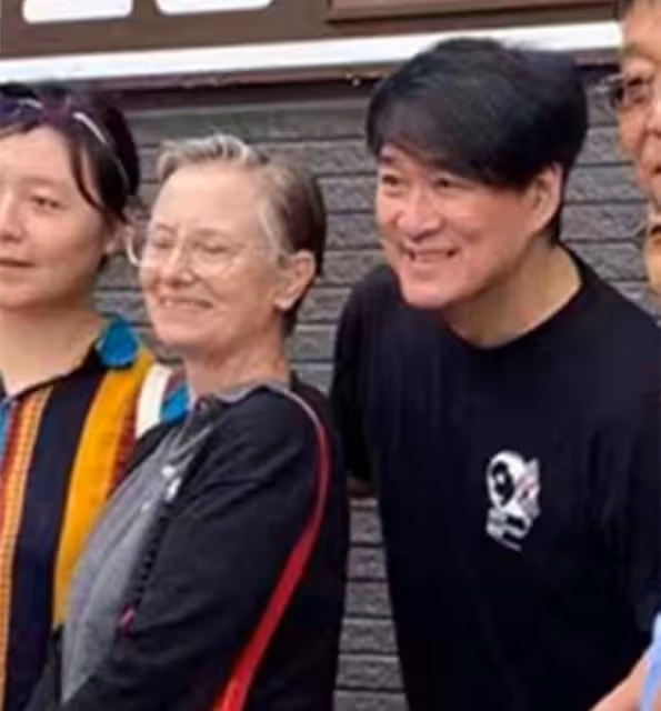 周華健與美國妻子出遊被拍!同歲卻被指像母子,男方仍年輕似小伙