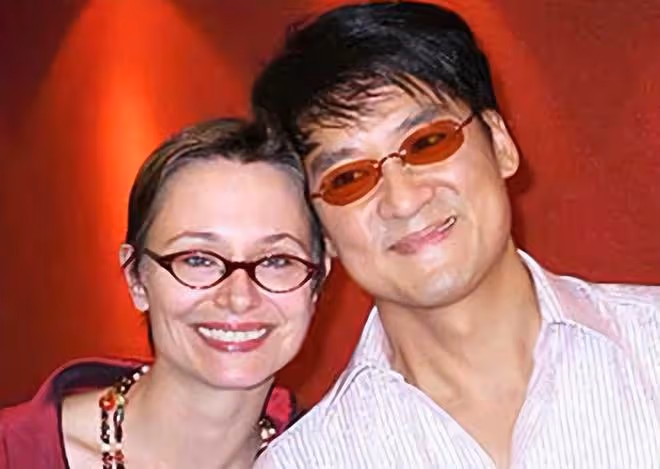 周華健與美國妻子出遊被拍!同歲卻被指像母子,男方仍年輕似小伙