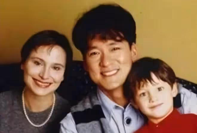周華健與美國妻子出遊被拍!同歲卻被指像母子,男方仍年輕似小伙