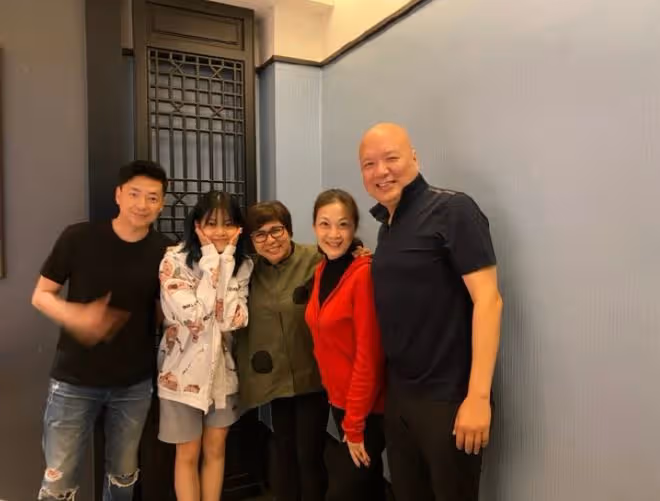 國家一級演員蔣文端近況,與TVB舊同事重聚心情好,54歲氣質出眾