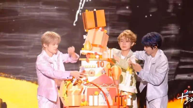 TFBOYS十年之約演唱會，三人配合默契，現場演唱還行並不難聽吧