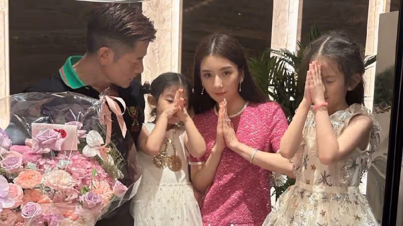 郭富城為方媛慶生，曬一家四口全家福，兩個女兒像極了媽媽