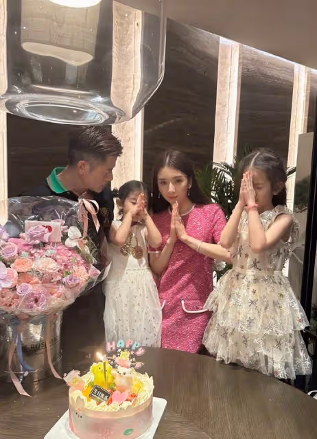 郭富城為方媛慶生,曬一家四口全家福,兩個女兒像極了媽媽