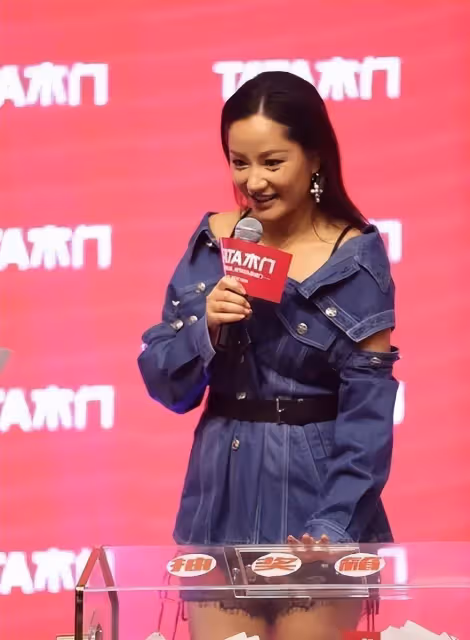 瞿穎跳得更大膽!弔帶搭配熱褲時尚又時尚,網友:我要保證你的腿