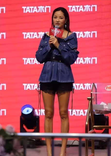 瞿穎跳得更大膽!弔帶搭配熱褲時尚又時尚,網友:我要保證你的腿
