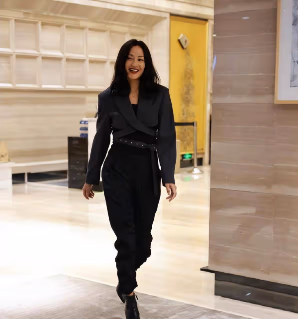 瞿穎跳得更大膽!弔帶搭配熱褲時尚又時尚,網友:我要保證你的腿