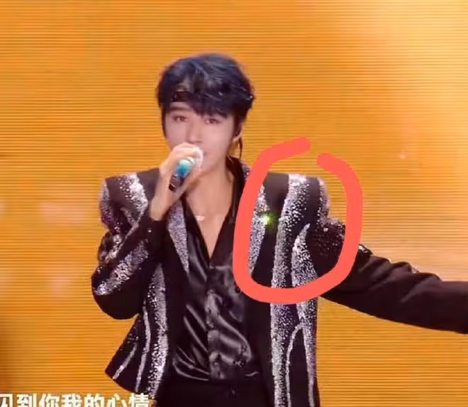 TFBOYS演唱會3個意外:易烊千璽被雷射筆射中眼睛,眼眶立馬變紅