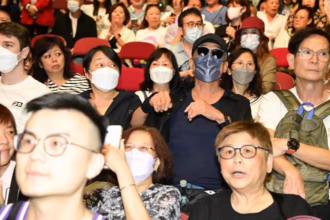 關之琳，梁家輝全家現身溫拿樂隊演唱會，邱淑貞帶富豪老公出席