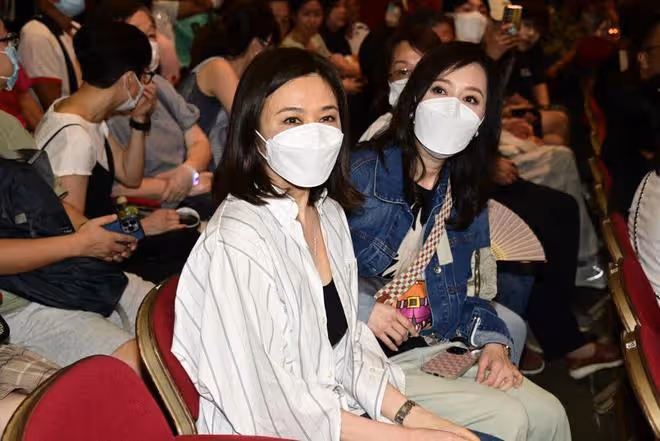 關之琳，梁家輝全家現身溫拿樂隊演唱會，邱淑貞帶富豪老公出席