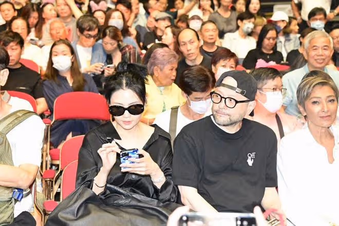 關之琳，梁家輝全家現身溫拿樂隊演唱會，邱淑貞帶富豪老公出席