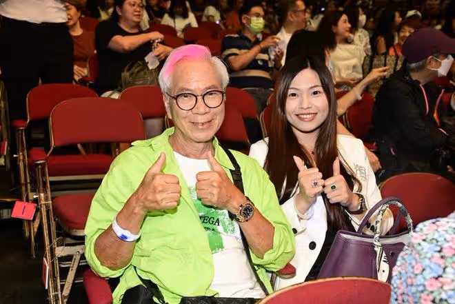 關之琳，梁家輝全家現身溫拿樂隊演唱會，邱淑貞帶富豪老公出席