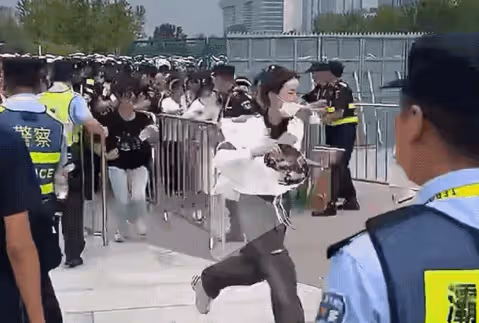 TFBOYS演唱會落幕，徐崢陶虹合體，藍羽救場，蛋糕塌了，粉絲失控