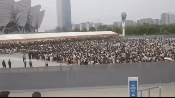 TFBOYS演唱會落幕，徐崢陶虹合體，藍羽救場，蛋糕塌了，粉絲失控