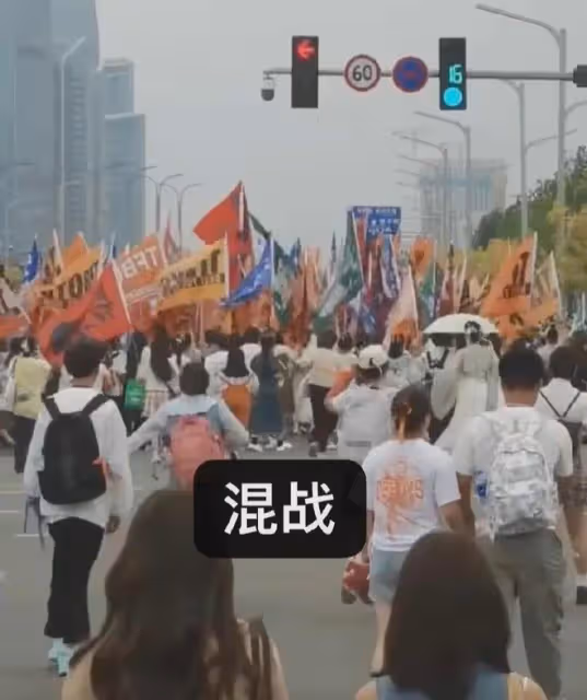 TFBOYS演唱會落幕，徐崢陶虹合體，藍羽救場，蛋糕塌了，粉絲失控