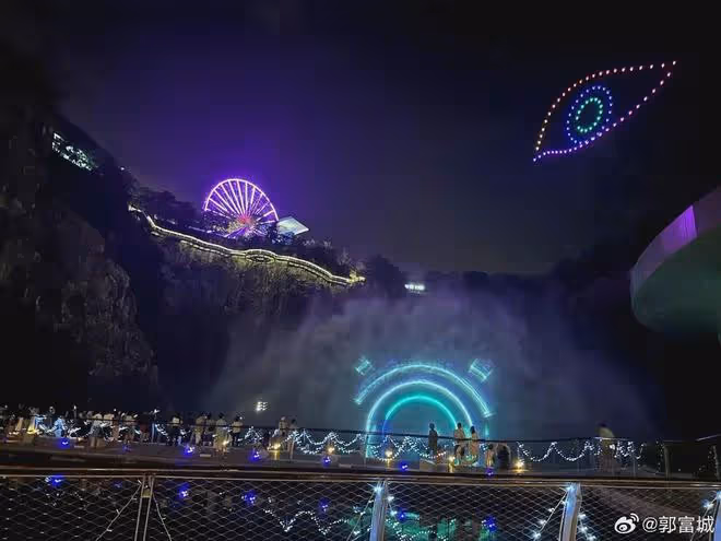 郭富城深夜表白為方媛慶生！定萬元酒店準備驚喜，眼神寵溺似迷弟
