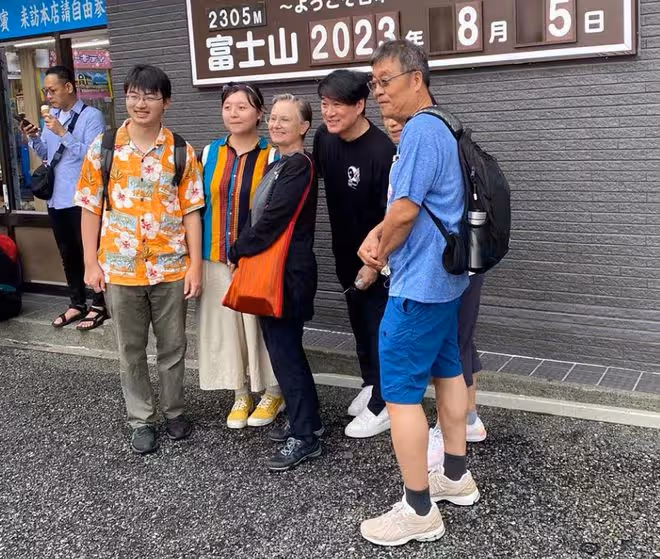周華健帶妻子出遊,老婆頭髮花白稀疏像長輩,男方貼心盡顯愛意